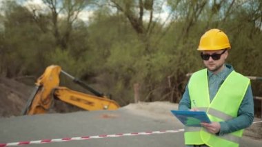 Doğal afet sonucu yıkılmış köprü çökmesi. Tamir işi