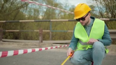 Doğal afet sonucu yıkılmış köprü çökmesi. Tamir işi
