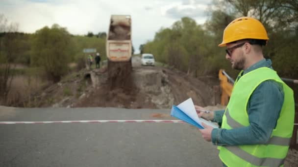 Förstörda vägbro kollaps som konsekvenser naturkatastrof. Reparationsarbeten — Stockvideo