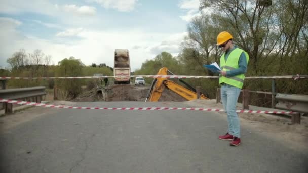 Bron kollapsar. Förstöring av strukturer över flodkollaps av sektioner — Stockvideo