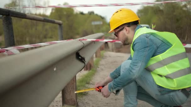 Zerstörte Straßenbrücke als Folgen einer Naturkatastrophe. Reparaturarbeiten — Stockvideo