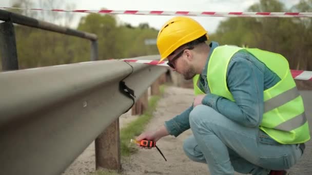 Distrutto ponte stradale crollo come conseguenze disastro naturale. Riparare il lavoro — Video Stock