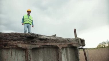 Köprü çöktü. Nehir boyunca binaların tahrip edilmesi ve bölümlerin çökmesi