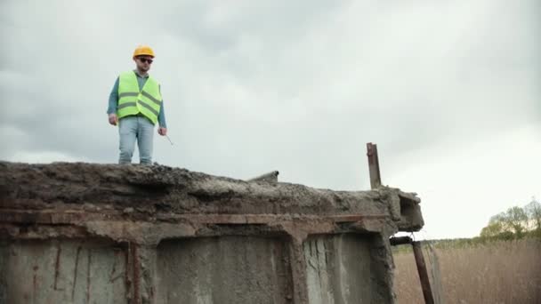 El puente colapsa. Destrucción de estructuras a través del río con colapso de secciones — Vídeos de Stock