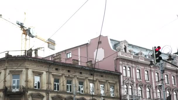 A hurrikán után elektromos vezetékek hevertek az út túloldalán. A vihar súlyos károkat okozott. — Stock videók