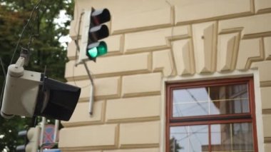 Trafik lambası elektrik kablosundan sarkıyor. Kasırga rüzgarları yüzünden kırılmış..