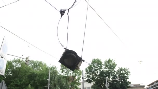 El semáforo cuelga de un cable de alimentación, se rompió debido a los vientos huracanados. — Vídeo de stock