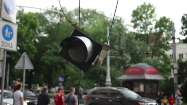 Trafik lambası elektrik kablosundan sarkıyor. Kasırga rüzgarları yüzünden kırılmış..