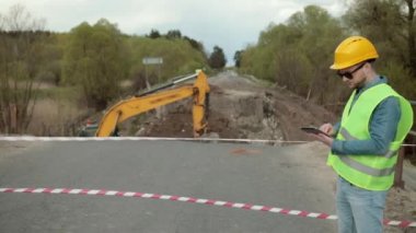 Köprü çöktü. Nehir boyunca yıkılan yapıların bölümleri