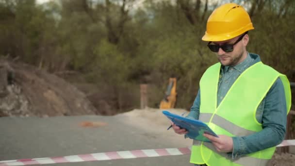 Crollo del ponte. Distruzione di strutture attraverso il crollo delle sezioni fluviali — Video Stock