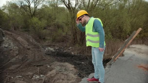 Brug ingestort. Vernietiging van structuren aan de overkant van de rivier met instorting van secties — Stockvideo