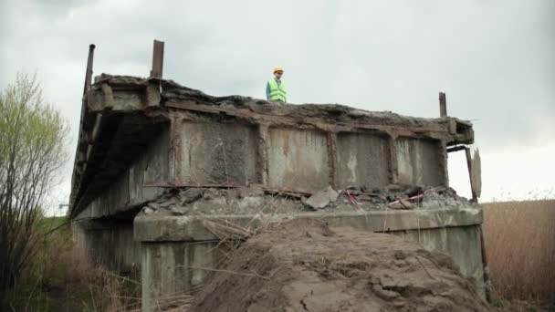 Bron kollapsar. Förstöring av strukturer över floden med kollaps av sektioner — Stockvideo