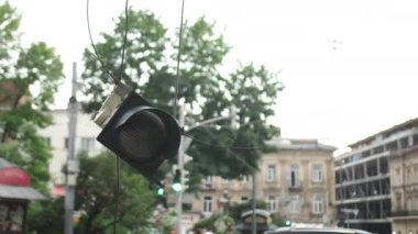 Trafik lambası elektrik kablosundan sarkıyor. Kasırga rüzgarları yüzünden kırılmış..