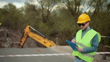 Doğal afet sonucu yıkılmış köprü çökmesi. Tamir işi