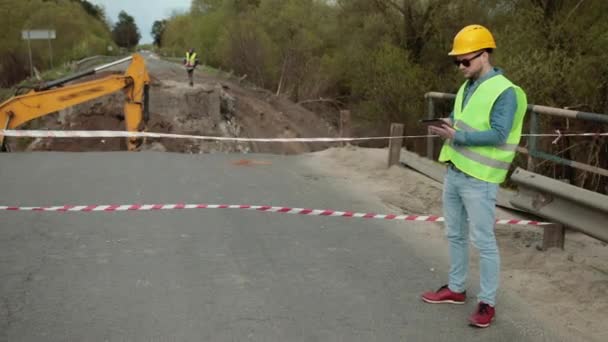 Distrutto ponte stradale crollo come conseguenze disastro naturale. Riparare il lavoro — Video Stock