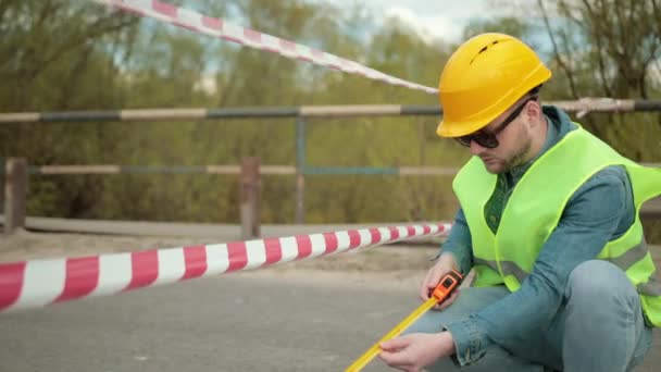 Зруйнований дорожній міст руйнується як наслідок стихійної катастрофи. Ремонтні роботи — стокове відео