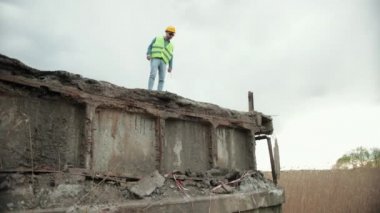 Köprü çöktü. Nehir boyunca binaların tahrip edilmesi ve bölümlerin çökmesi
