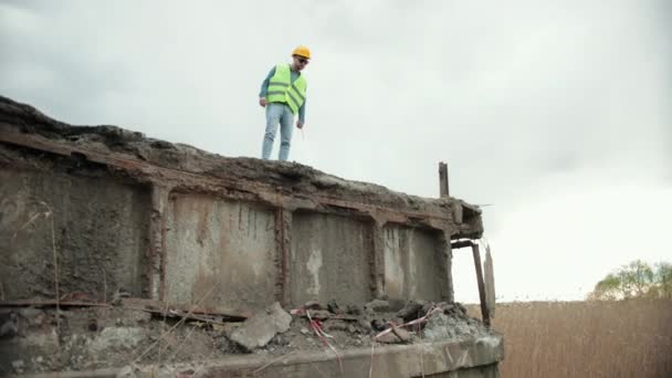 Brug ingestort. Vernietiging van structuren aan de overkant van de rivier met instorting van secties — Stockvideo