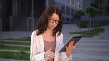 Sosyal mesafelere göre konferans sanal aile online sohbet toplantısı videosu