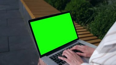 Arka manzara kadın serbest çalışan, dizüstü bilgisayar yeşil ekran kullanıyor