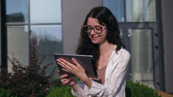 Estilo de vida. Jovem empresária lendo livro eletrônico em tablet digital — Vídeo de Stock