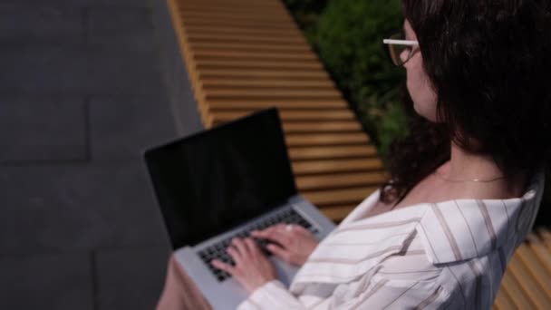 クロマキーグリーンスクリーン。膝に黒い画面のコンピュータを使用して女性 — ストック動画