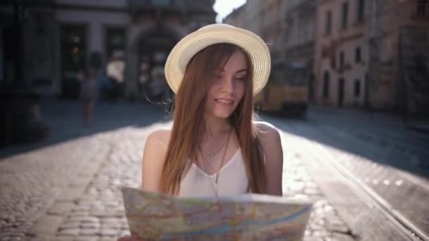 Mulher viajante menina procurando direção certa no mapa, viajando ao longo da europa — Vídeo de Stock