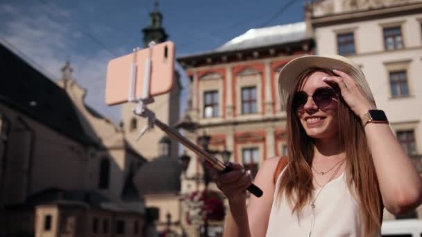 Hacer foto selfie al aire libre. Fotografiando redes sociales. Hermosa mujer — Vídeos de Stock