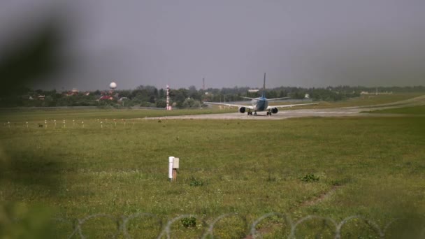 Compagnies aériennes boeing étant son tour autour derrière. Avion au décollage à l'aéroport. — Video