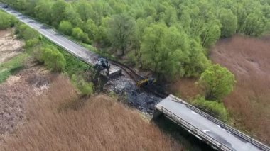 Trafik çöktü. Yol inşaatı, asfalt, zift katman yol.