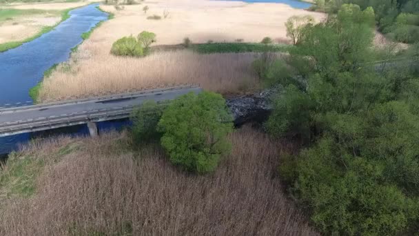 Het verkeer stort in. Wegenbouwplaats, gebroken asfalt, asfaltweg — Stockvideo