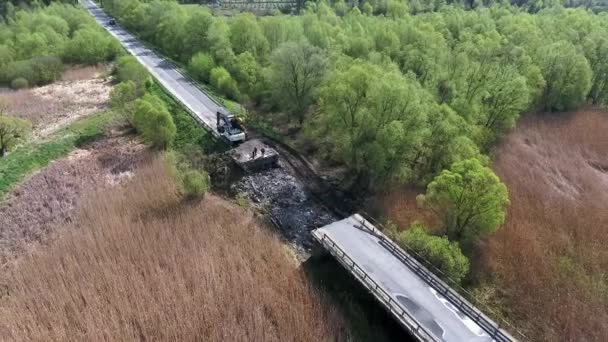 Väg kollaps, bil bro grävmaskin hydrauliska krossar betong plattor. — Stockvideo