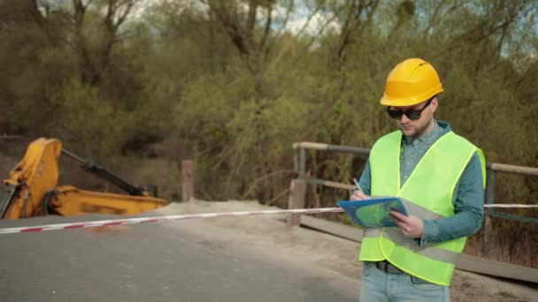 Distrutto ponte stradale crollo come conseguenze disastro naturale. Riparare il lavoro — Video Stock