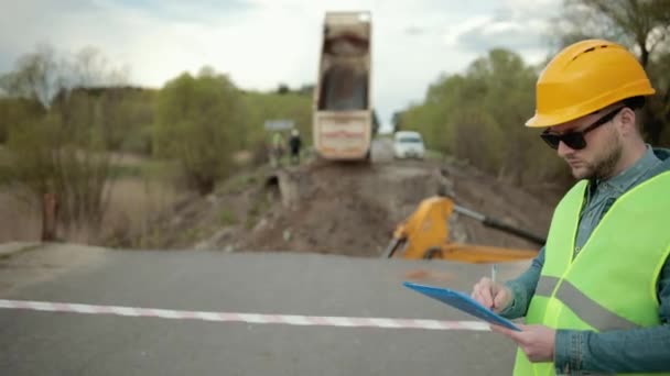 Förstörda vägbro kollaps som konsekvenser naturkatastrof. Reparationsarbeten — Stockvideo