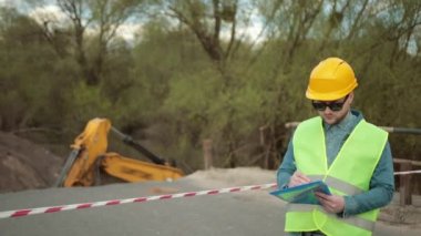 Köprü çöktü. Nehir boyunca yıkılan yapıların bölümleri