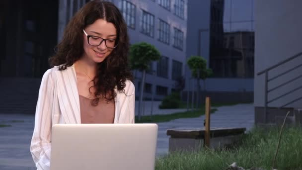 Mujer de negocios sentada fuera de la oficina, mujer trabajadora habla de lluvia de ideas en videollamada — Vídeos de Stock