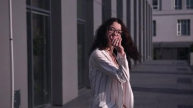 Ofis binasında yürüyen bir kız. Beni takip et Pov. Kadın, erkeğin onu takip etmesini istiyor.