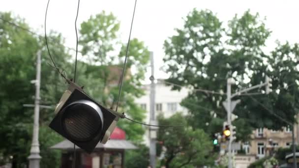 Verkeerslichten hangen aan een stroomkabel, het was kapot door orkaanwinden.. — Stockvideo