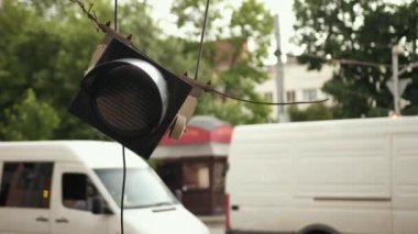 Trafik lambası elektrik kablosundan sarkıyor. Kasırga rüzgarları yüzünden kırılmış..