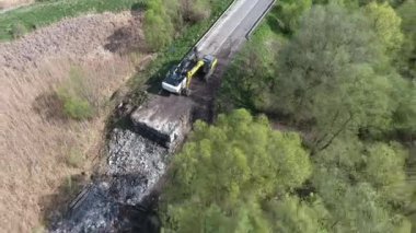 Yol çökmesi, otomobil köprüsü kazısı hidrolik beton levhaları ezdi.