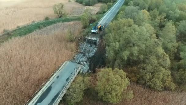 交通事故だ。道路建設現場、壊れたアスファルト、ビチューメン層道路 — ストック動画