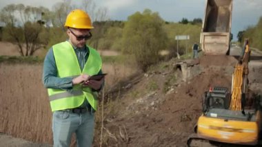 Yol inşaatında çalışan mühendis, çelik kiriş, köprü üzerine kurulmuş ağ