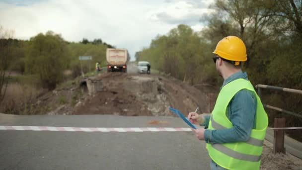 Chute de pont. Destruction de structures traversant la rivière effondrement de sections — Video