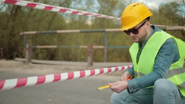 Förstörda vägbro kollaps som konsekvenser naturkatastrof. Reparationsarbeten — Stockvideo