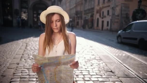 Mujer turista mirando el mapa en la calle de la ciudad europea, viaje a Europa. — Vídeos de Stock