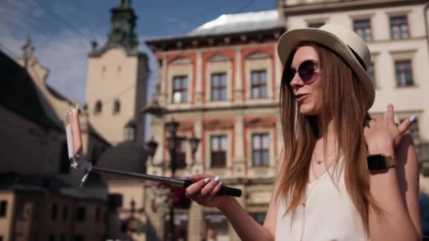Genießen Sie den Wochenendurlaub. Glückliche junge Frau beim Selfie. Positive Stimmung — Stockvideo