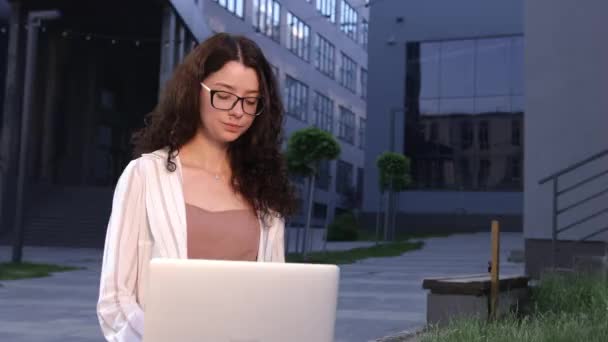 Videoconferentie bijeenkomst collega 's zakenmensen, online werken, videogesprek — Stockvideo