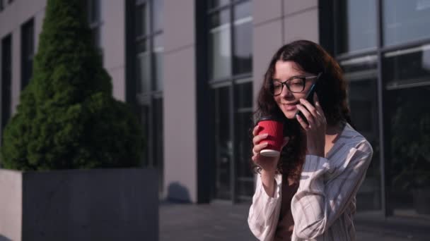 Bájos nő gyönyörű mosollyal pihenés közben iszik kávét, boldog kaukázusi — Stock videók