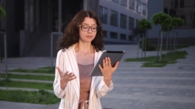 Teknoloji konsepti. Mutlu kadın dijital tablet bilgisayarı tutarak el sallıyor