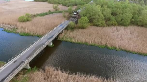 Het verkeer stort in. Wegenbouwplaats, gebroken asfalt, asfaltweg — Stockvideo